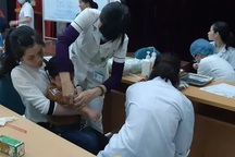 200 trẻ mầm non Bắc Ninh lên Hà Nội xét nghiệm sán sau bữa ăn tại trường