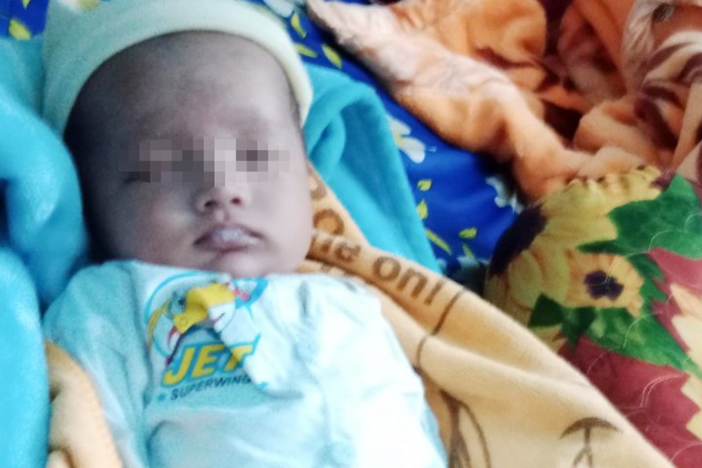 Bé trai 1 tháng tuổi bị bỏ rơi trước cổng chùa ở TPHCM - 1 Bé trai 1 tháng tuổi bị bỏ rơi trước cổng chùa ở TPHCM - 1