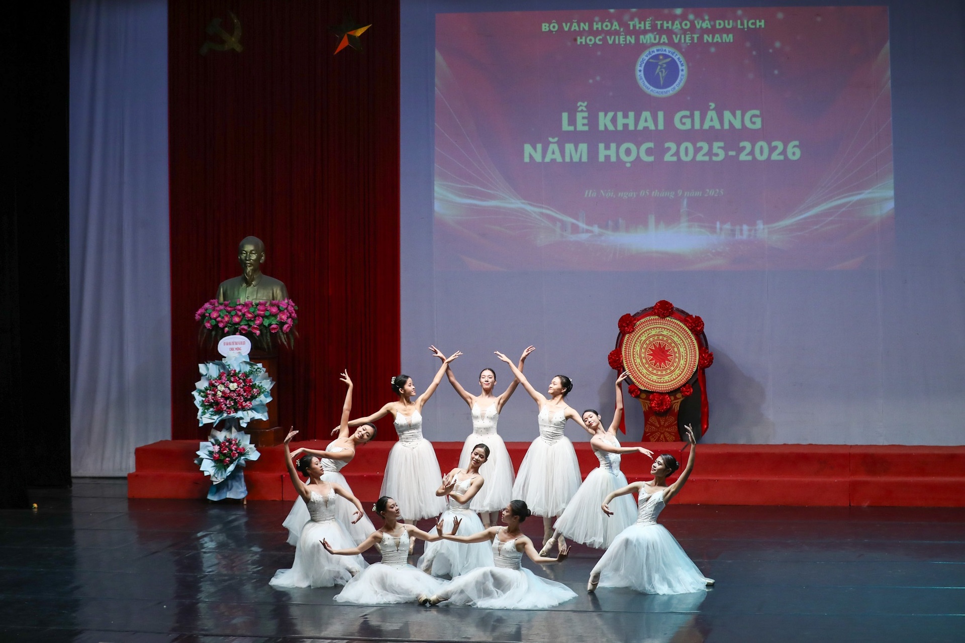أجواء صاخبة ومبهجة في يوم الافتتاح على مستوى البلاد - 14 Không khí rộn ràng, hân hoan trong ngày khai giảng trên toàn quốc - 14