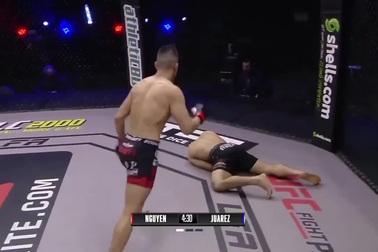 Võ sĩ gốc Việt đấm đối thủ bất tỉnh trong 30 giây