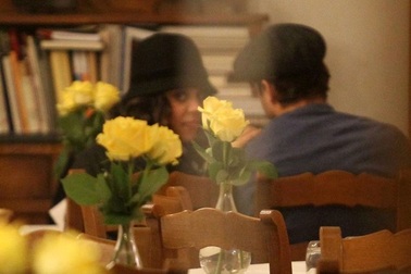 Cánh săn ảnh theo sát Ashton Kutcher - Mila Kunis trong buổi hẹn hò