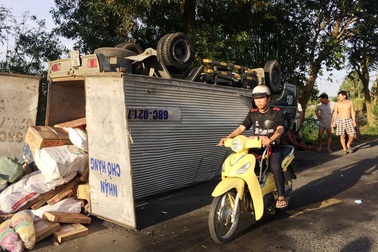 Xe tải bể bánh, chổng vó, 2 người thoát chết trong gang tấc
