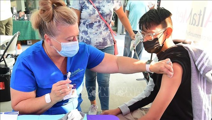 Nhân viên y tế tiêm vaccine ngừa COVID-19 cho người dân tại Los Angeles, bang California, Mỹ ngày 17/8/2021. Ảnh: AFP/TTXVN