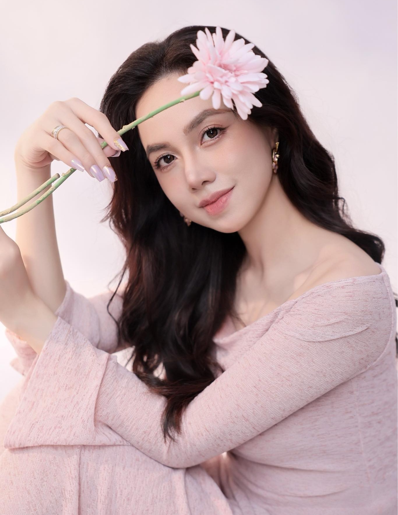 Đinh Ngọc Diệp: Từng là Hoa khôi Tây Đô, giờ viên mãn bên đạo diễn trăm tỷ - 1 Đinh Ngọc Diệp: Từng là Hoa khôi Tây Đô, giờ viên mãn bên đạo diễn trăm tỷ - 1