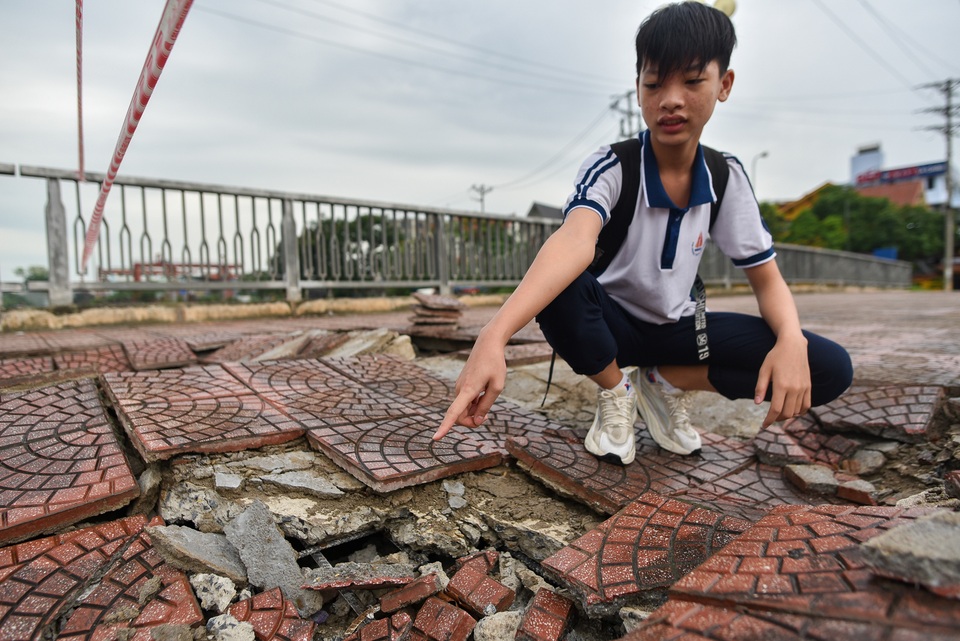 Hà Nội : Mặt cầu Tứ Hiệp sụt lún bất thường, người dân đi bộ cũng e dè - 4 Hà Nội : Mặt cầu Tứ Hiệp sụt lún bất thường, người dân đi bộ cũng e dè - 4