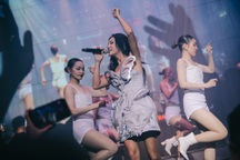 Văn Mai Hương tái xuất xinh đẹp và lôi cuốn