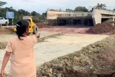 Người phụ nữ tấn công cán bộ đi giải phóng mặt bằng