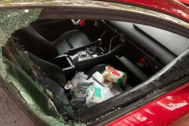 Phá cửa ô tô trộm tài sản bán lấy tiền chơi game