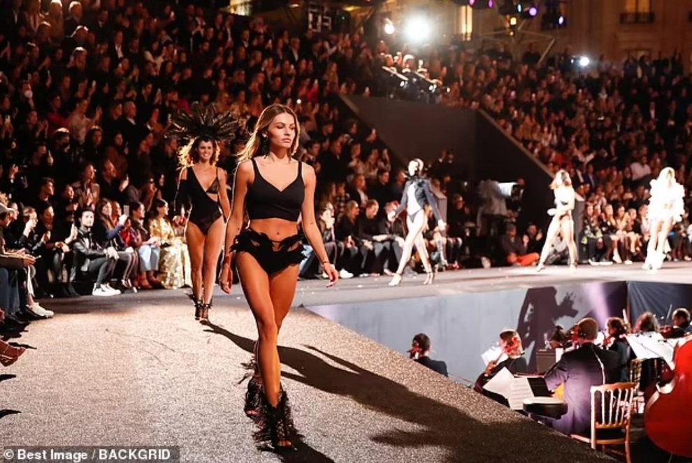 Cô gái đẹp nhất thế giới xinh đẹp rạng ngời trong show thời trang nội y - 6 Cô gái đẹp nhất thế giới xinh đẹp rạng ngời trong show thời trang nội y - 6