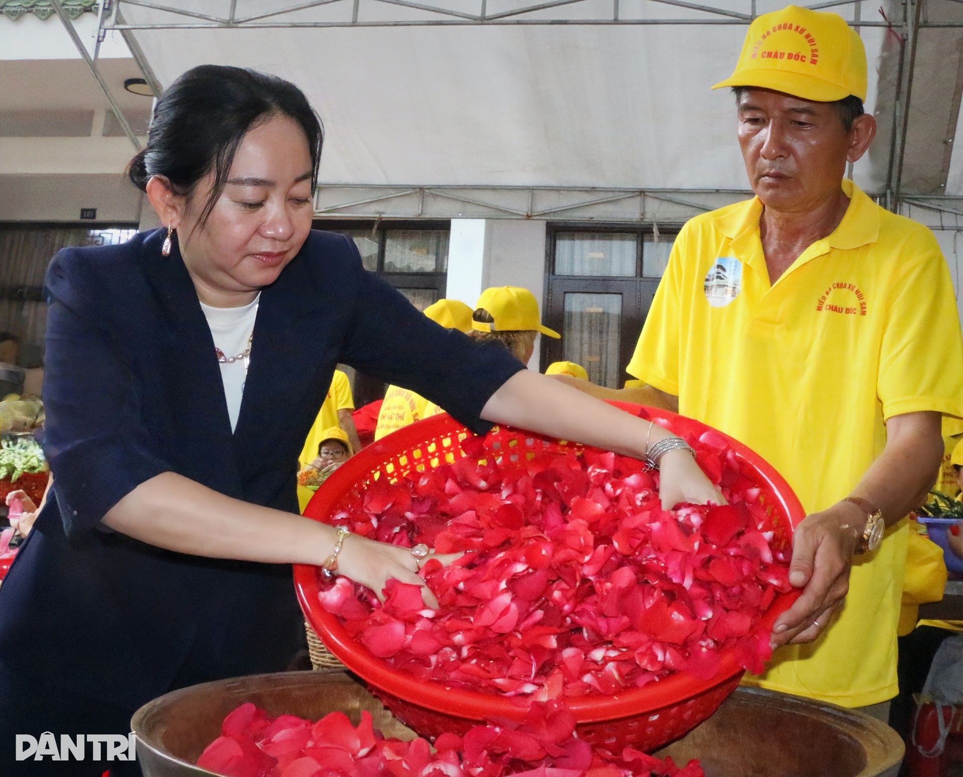 Cận cảnh quá trình nấu 9 loại hoa tắm tượng Bà Chúa Xứ núi Sam - 10 Cận cảnh quá trình nấu 9 loại hoa tắm tượng Bà Chúa Xứ núi Sam - 10