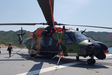 Dàn trực thăng hiện đại trên tàu đổ bộ lớn nhất Hải quân Úc đang ở Cam Ranh