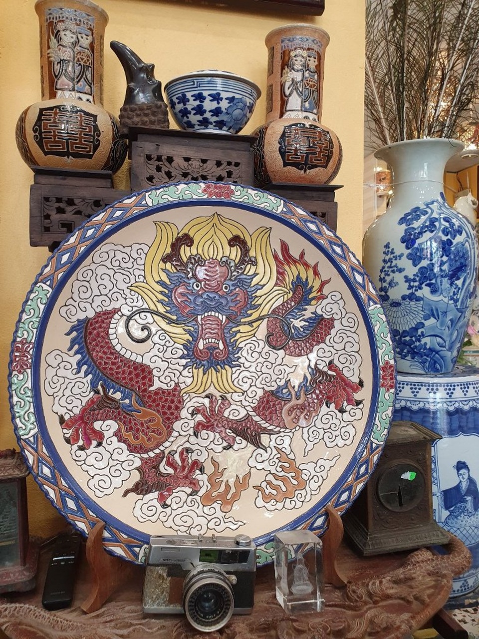 Độc đáo căn nhà được phủ kín hàng nghìn món đồ xưa, cổ - 10
