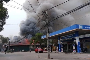 Cháy nhà kho rộng hàng trăm m2 gần cây xăng ở Hà Nội