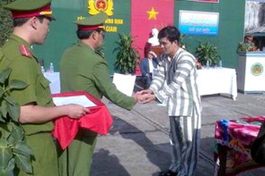 Gần 250 phạm nhân được giảm án, tha tù