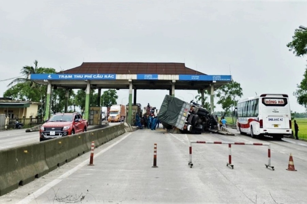 Tháo dỡ trạm thu phí bỏ hoang hơn 2 năm từng gây nhiều vụ tai nạn - 2 Tháo dỡ trạm thu phí bỏ hoang hơn 2 năm từng gây nhiều vụ tai nạn - 2