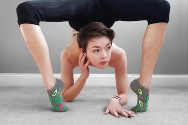 Thiếu nữ xinh đẹp có khả năng uốn dẻo nhất thế giới