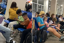 Bố mẹ giao điện thoại cho con bị miệt thị lười nhác, làm hư trẻ