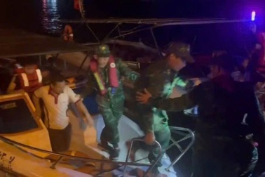 Bộ đội biên phòng cứu 6 thuyền viên tàu hàng bị chìm ngoài khơi Cát Bà