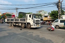 Mẹ tử vong, con trai nguy kịch sau va chạm với xe tải ở TPHCM