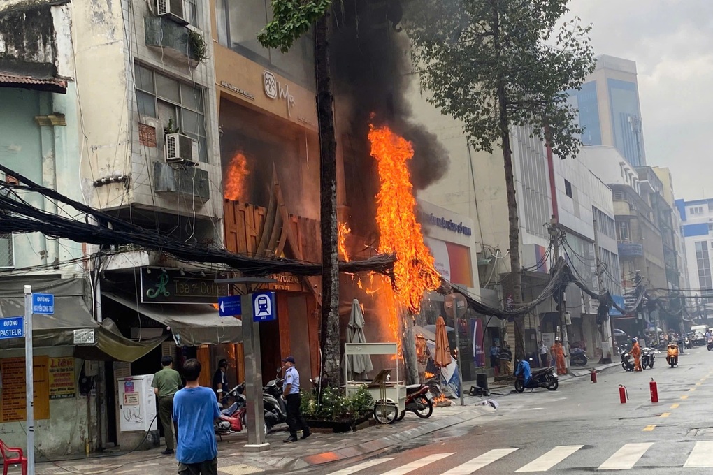 Cháy đường dây cáp viễn thông trước quán ăn ở TPHCM, khách tháo chạy - 1 Cháy đường dây cáp viễn thông trước quán ăn ở TPHCM, khách tháo chạy