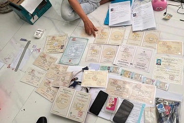 Bắt 5 nghi can trong đường dây làm giả giấy tờ quy mô lớn ở Bình Dương