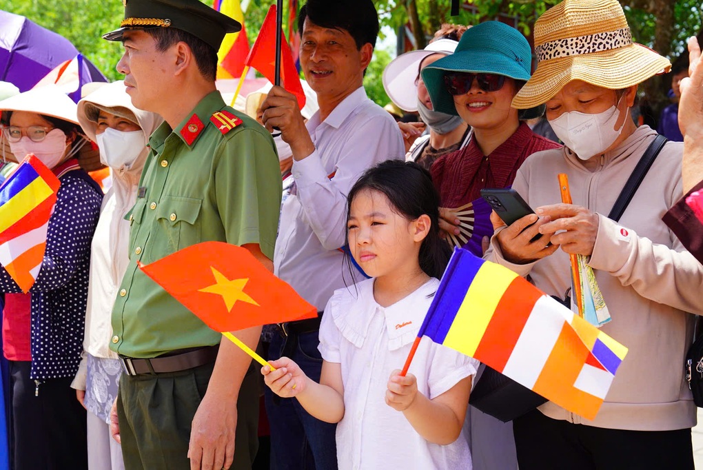 Hàng nghìn phật tử cung rước xá lợi Đức Phật về chùa Bái Đính - 3 Hàng nghìn phật tử cung rước xá lợi Đức Phật về chùa Bái Đính - 3