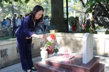 Phó Chủ tịch nước viếng nghĩa trang liệt sỹ, tặng quà gia đình chính sách