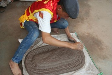 Du khách Nhật thích thú xem thi pháo đất