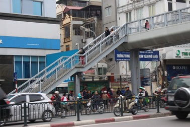 Người đi bộ thờ ơ với cầu vượt bộ hành