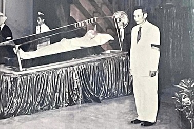 Đằng sau bức ảnh về người đàn ông bên linh cữu Bác Hồ