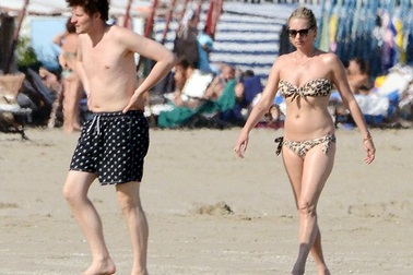 Siêu mẫu 42 tuổi khoe dáng bên bạn trai kém 13 tuổi