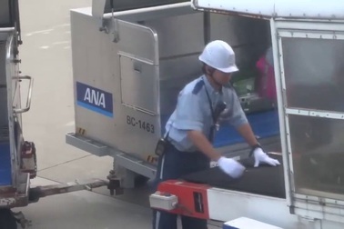 Video nhân viên hàng không Nhật Bản xếp hành lý gây sốt