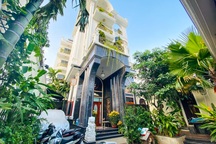 Biệt thự lộng lẫy "ẩn giấu" cả vườn cây xanh mát giữa lòng Sài Gòn