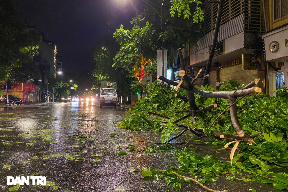 Cơn mưa lớn giải nhiệt nắng nóng ở Hà Nội khiến nhiều cây gẫy đổ, ngập úng - 5 Cơn mưa lớn giải nhiệt nắng nóng ở Hà Nội khiến nhiều cây gẫy đổ, ngập úng - 5