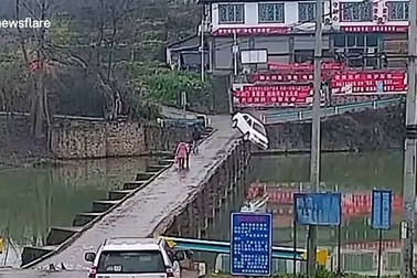 Tài xế lao ô tô mới mua xuống sông vì... mải đọc tin nhắn