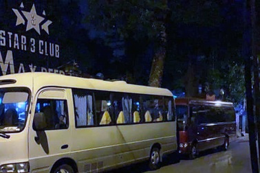 Công an Hà Nội đột kích Star 3 Club, gần 200 dân chơi bị đưa về trụ sở