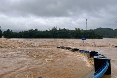 Mưa kéo dài gây ngập lụt, sạt lở ở Quảng Ngãi, Quảng Nam