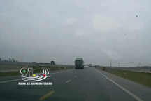 Tấm thạch cao "từ trên trời rơi xuống" kính lái ô tô khiến tài xế hú vía