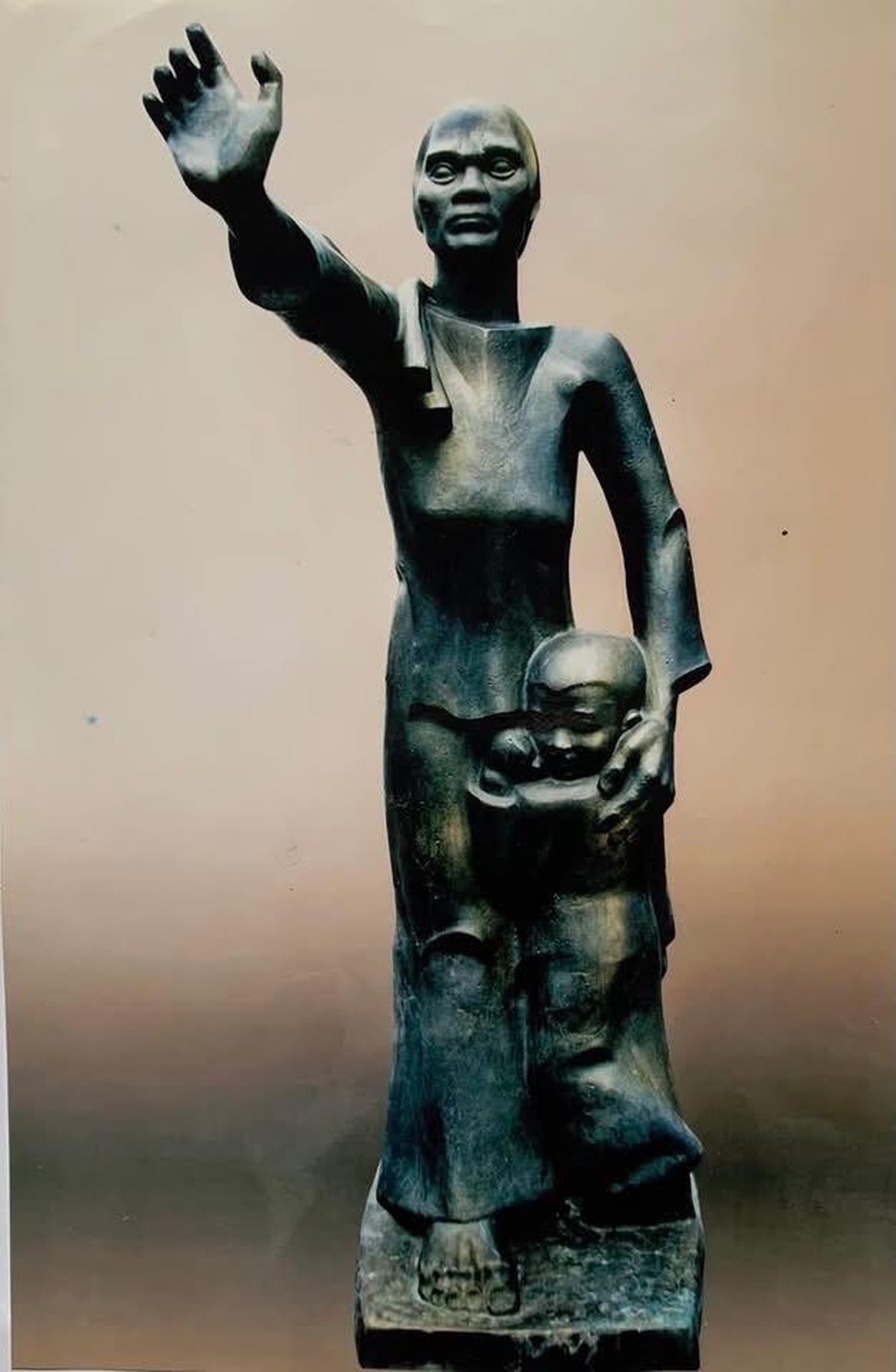 Người phụ nữ lấy thân mình chặn xe tăng, dùng đôi tay đẩy nòng súng lên cao - 4 Người phụ nữ lấy thân mình chặn xe tăng, dùng đôi tay đẩy nòng súng lên cao - 4