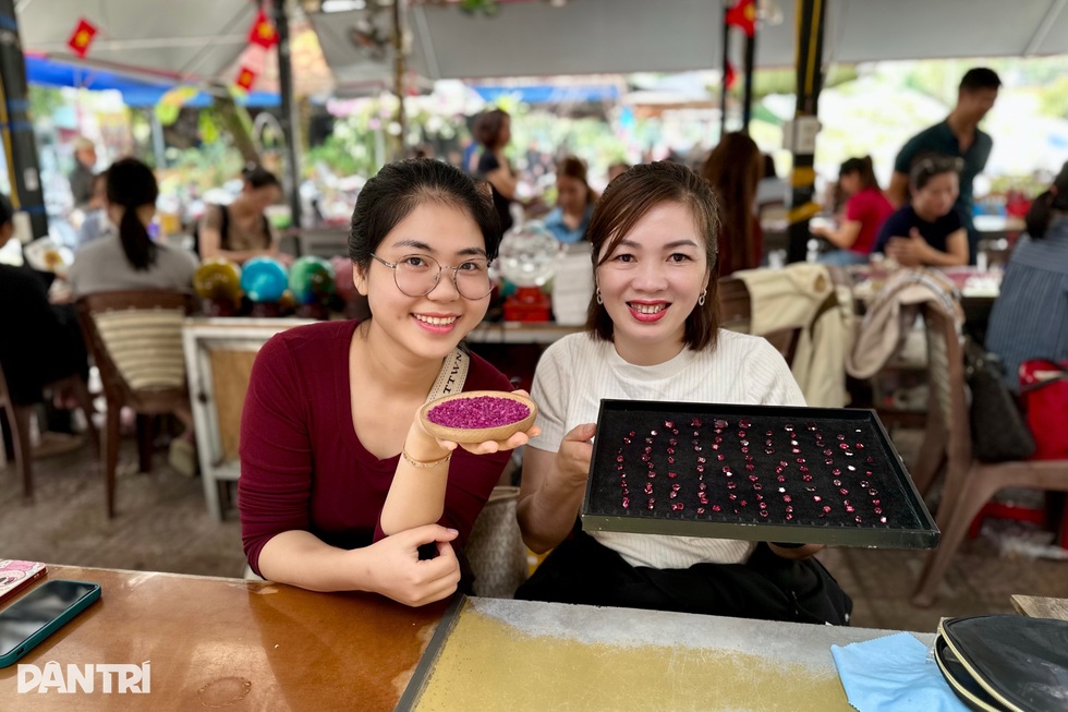 Khu chợ ở Yên Bái bày bán đá quý như rau, có viên giá vài tỷ đồng - 2 Khu chợ ở Yên Bái bày bán đá quý như rau, có viên giá vài tỷ đồng - 2