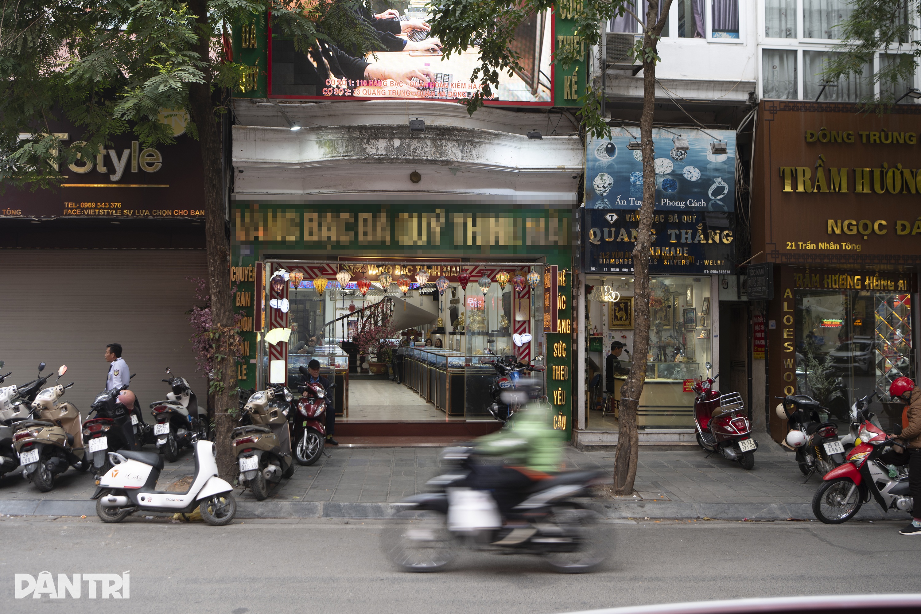 View - Người dân xếp hàng nhiều giờ chờ mua vàng trước ngày vía Thần Tài | Báo Dân trí