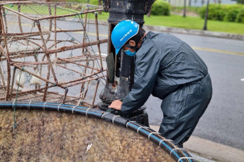 Ngư dân cấp tập đưa tàu thuyền lên bờ tránh bão số 6 - 2 Ngư dân cấp tập đưa tàu thuyền lên bờ tránh bão số 6 - 2