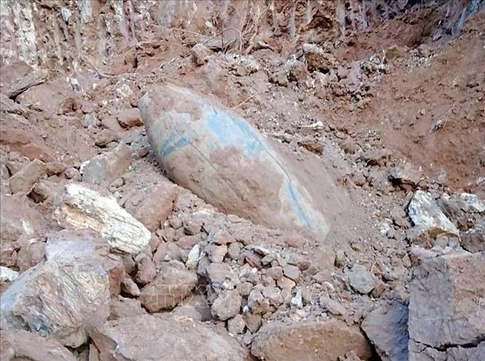 Quả bom được xác định là bom Mỹ, loại 750 bảng Anh (hơn 340 kg), dài 1,2m, đường kính 0.45m, còn sót lại sau chiến tranh. Ảnh: TTXVN.