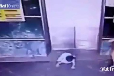 Hành động bất ngờ của bà mẹ cứu con gái bị kẹp thang máy