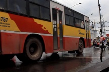 Hà Nội: Xe buýt "hiên ngang" vượt đèn đỏ