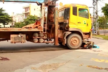 Hai phụ nữ bị xe cẩu cán trọng thương trên đường đi khám bệnh