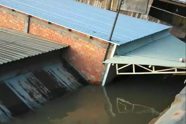 “Hà bá” nuốt trọn 5 căn nhà, 7 căn khác chực chờ rơi xuống sông