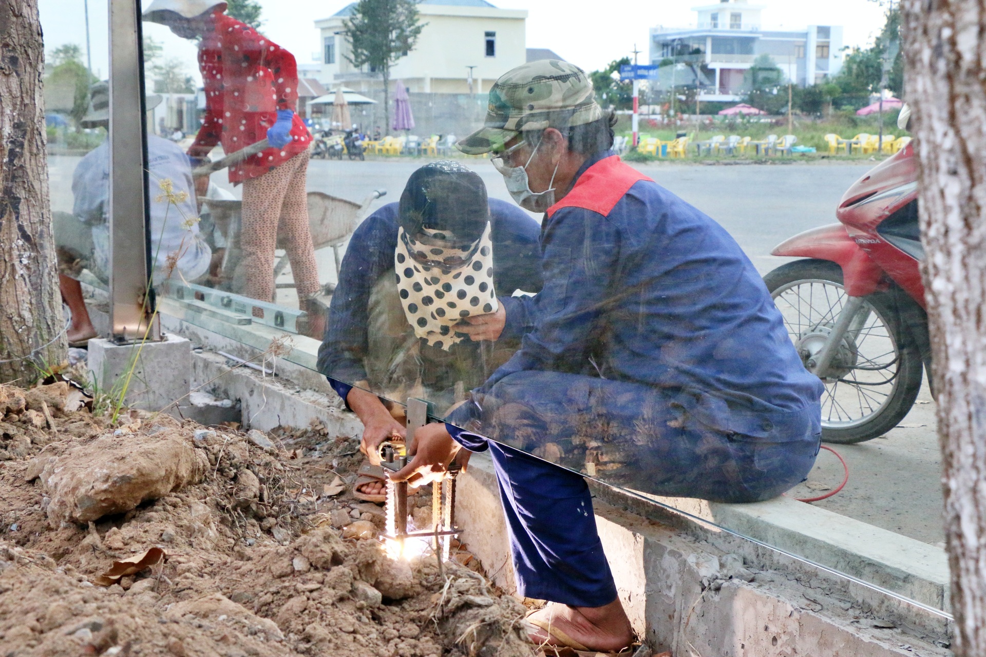 Gấp rút thi công nơi miễn phí mặt bằng cho người dân miền Tây bán hoa Tết - 5 Gấp rút thi công nơi miễn phí mặt bằng cho người dân miền Tây bán hoa Tết - 5