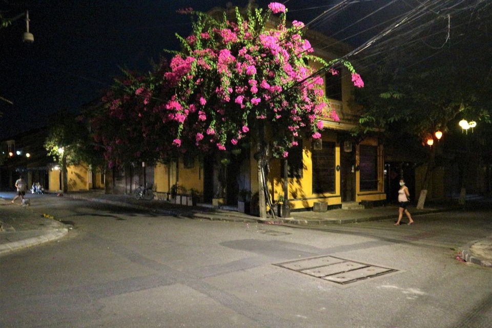 Người dân thả hoa đăng mừng Phật đản 2021 trong trầm lặng - 2 Người dân thả hoa đăng mừng Phật đản 2021 trong trầm lặng - 2