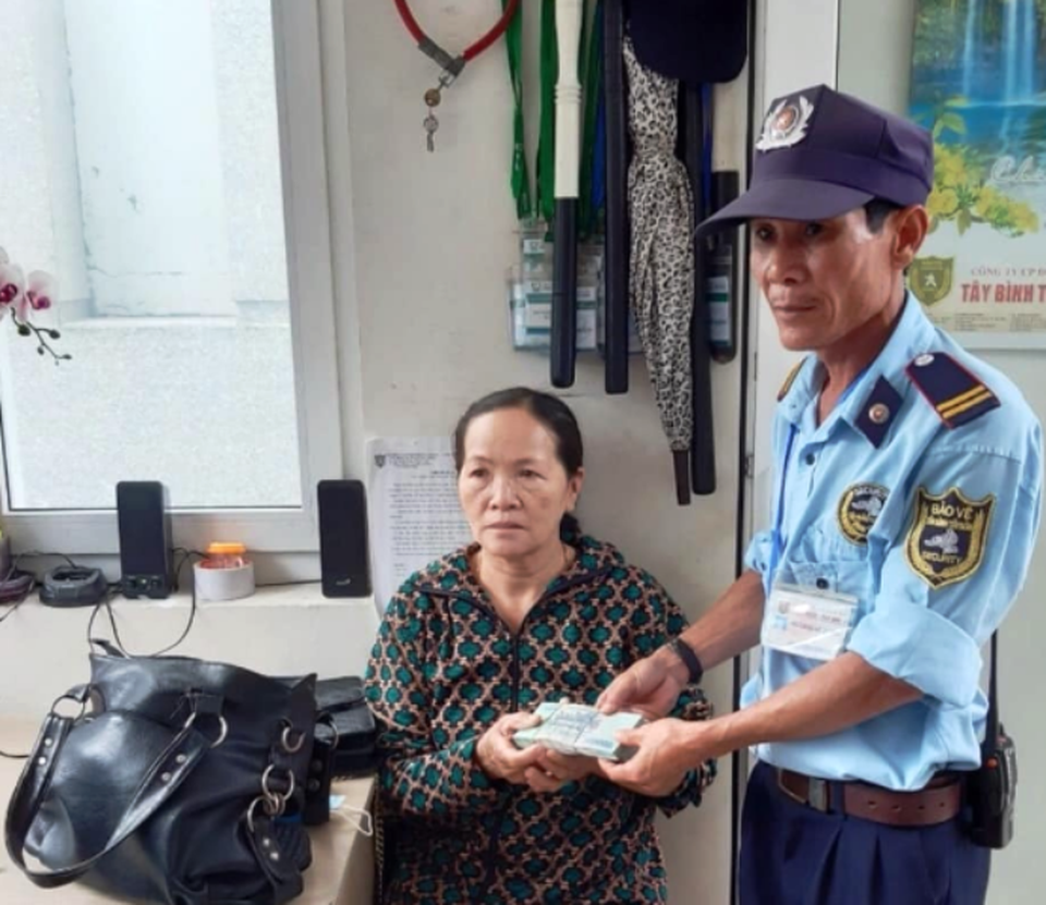 Người phụ nữ mừng muốn xỉu khi được bảo vệ bệnh viện trả lại 100 triệu - 1 Người phụ nữ mừng muốn xỉu khi được bảo vệ bệnh viện trả lại 100 triệu - 1